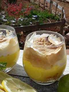 Una foto de Crema de limón y sobaos pasiegos