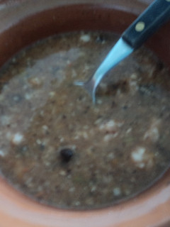 Una foto de Frijoles con cerveza y pasta de chile fritos para guarnición o enfrijoladas las correa pa la cruda