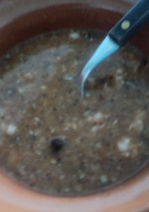 Una foto de Frijoles con cerveza y pasta de chile fritos para guarnición o enfrijoladas las correa pa la cruda