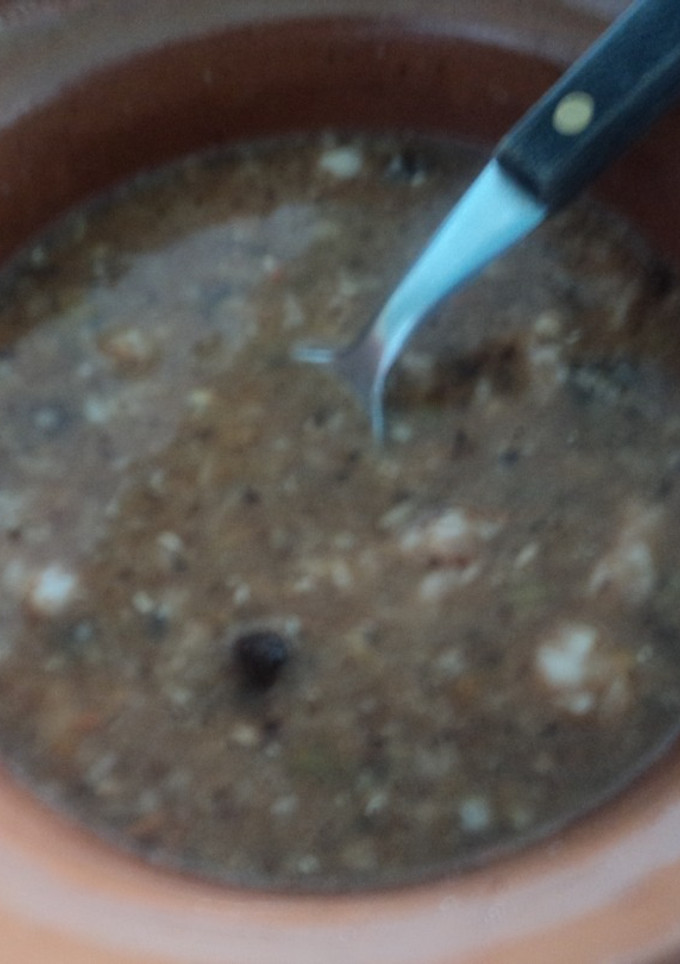 Una foto de Frijoles con cerveza y pasta de chile fritos para guarnición o enfrijoladas las correa pa la cruda