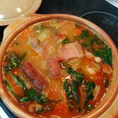 Una foto de Guiso de alubias blancas con carne y verduras