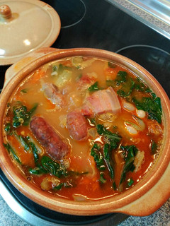 Una foto de Guiso de alubias blancas con carne y verduras