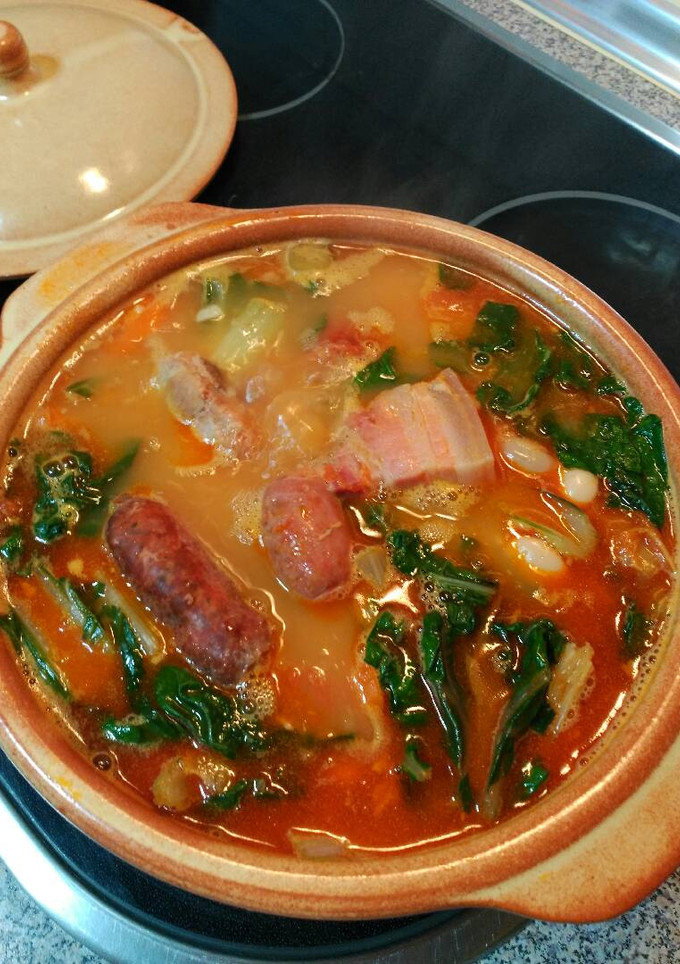 Una foto de Guiso de alubias blancas con carne y verduras