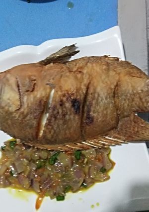 A picture of Crispy fried fish with sauce.