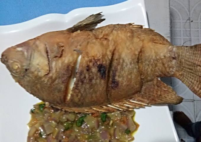 Crispy fried fish with sauce