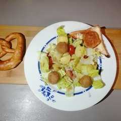 Une photo de Salade aux fromages croustillants