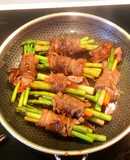 Ba chỉ xông khói cuộn măng tây