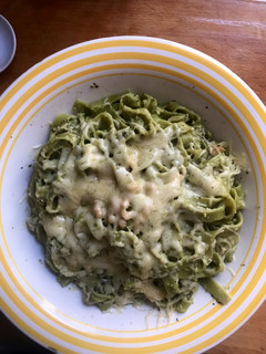 Una foto de Nidos de espinacas con pesto de calabacín