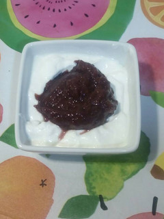 Una foto de Yogur natural con mermelada de higos