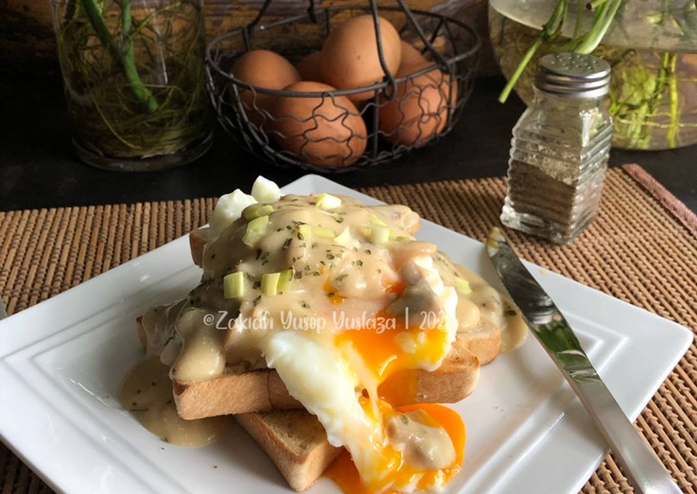Telur berkrim dengan sos cendawan
