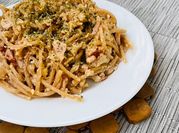Una foto de pasta integral carbonara