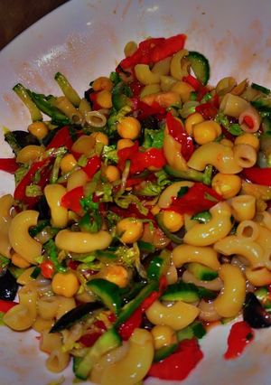 صورة لوصفة سلطة المعكرونة والحمص 🥙