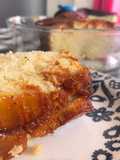 Bolo de banana caramelizada na forma de bolo inglês