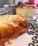 Bolo de banana caramelizada na forma de bolo inglês