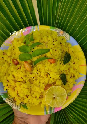 બટાકા પૌંઆ (Bataka Poha Recipe In Gujarati) રેસીપી મુખ્ય ફોટો
