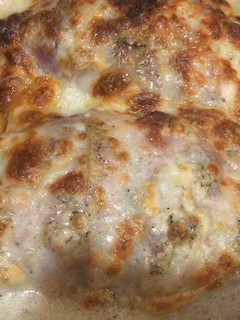 Una foto de Pollo relleno de queso