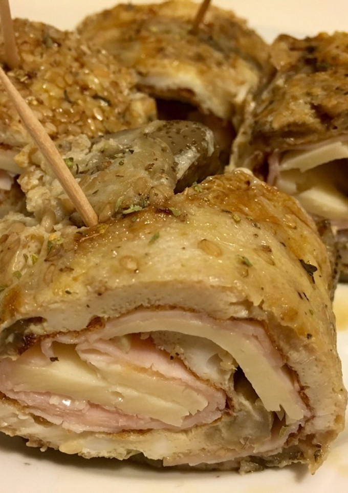 Una foto de Rollitos de tortilla de berenjena con pavo y queso