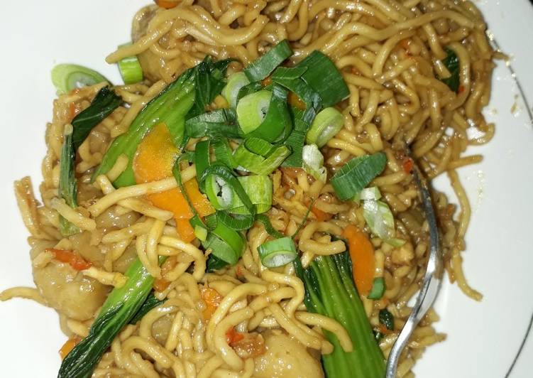 Mie goreng campur (babi, cilok, ayam)