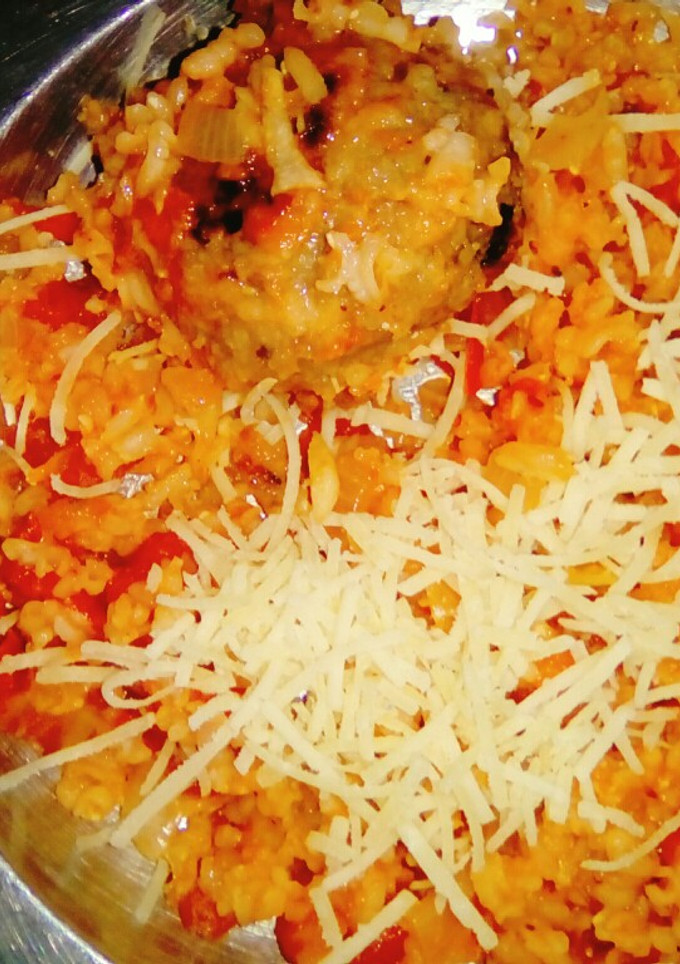 Una foto de Albóndigas de berenjena con salsa y arroz integral👌