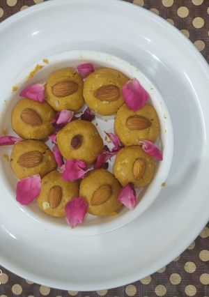 A picture of Besan laddu.