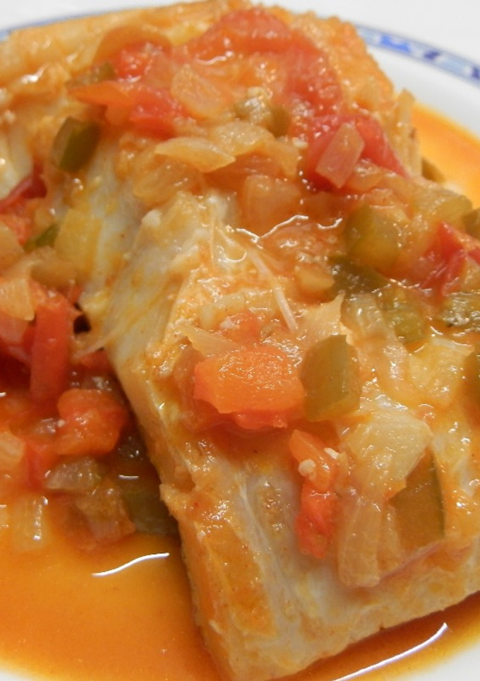 Una foto de Bacalao con pimientos y tomate