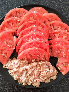 Una foto de Ensalada de tomate Rosa con atún