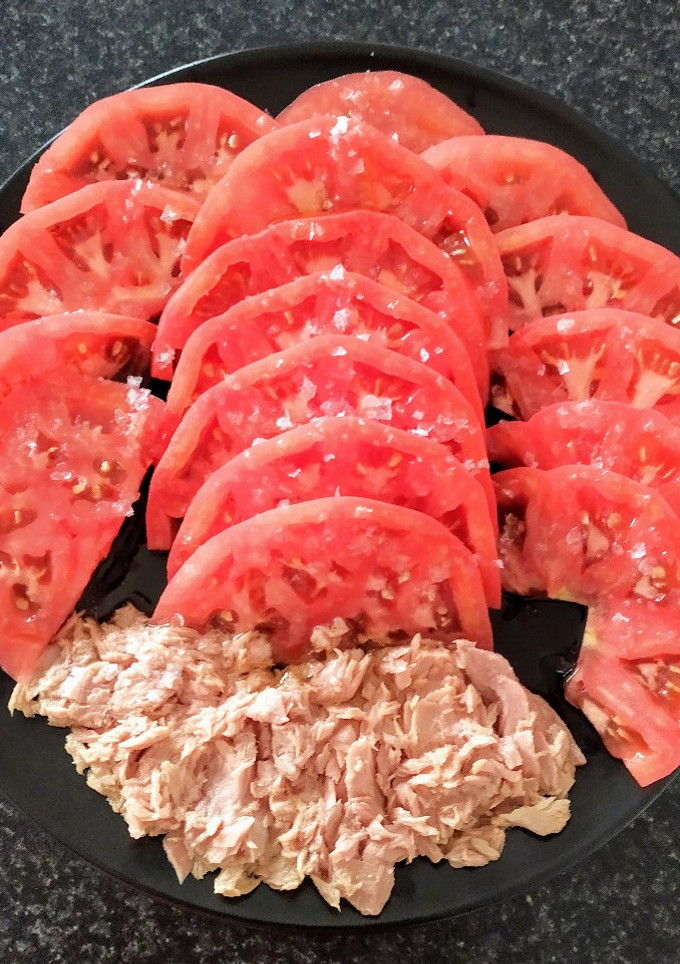 Una foto de Ensalada de tomate Rosa con atún