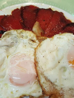 Una foto de Huevos fritos con pimientos asados