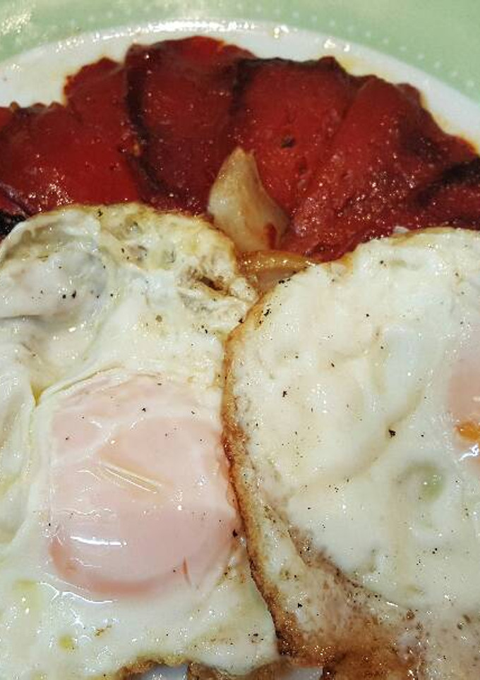 Una foto de Huevos fritos con pimientos asados