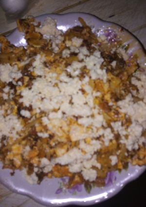 Una foto de Huevos con longaniza y papas y queso