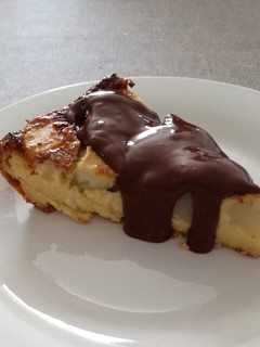 Una foto de Peras al gratén con salsa de chocolate