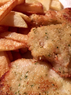 Una foto de Filetillos de pollo rebozados y patatas fritas
