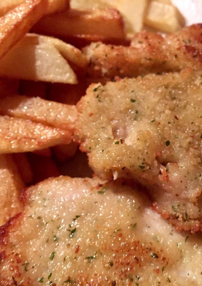 Una foto de Filetillos de pollo rebozados y patatas fritas