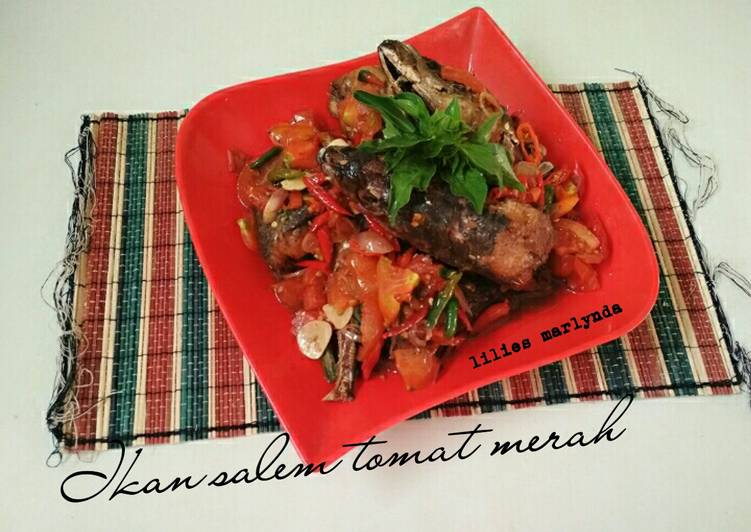 Resep Ikan Salem Tomat Merah Lezat