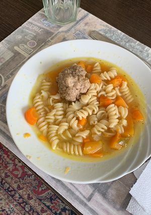 Una foto de Sopa de farolitos con albóndigas