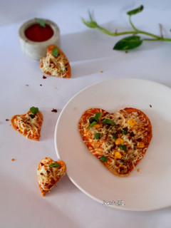ભાખરી પિઝા (bhakri pizza recipe in Gujarati) રેસીપી મુખ્ય ફોટો