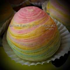A picture of Unicorn rainbow pastry mooncake.