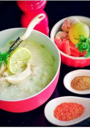 A picture of Lemony chicken and rice soup(Avgolemono) .
