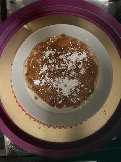Una foto de Hot cake con Manjar, Miel de Maple y Azúcar Impalpable