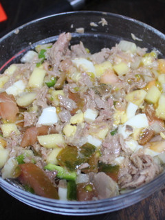 Una foto de Pico de gallo con atún