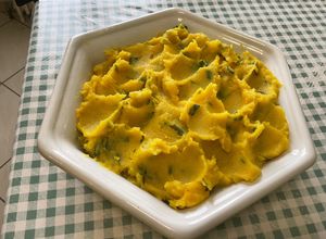 Une photo de Purée de pommes de terre au gingembre, ail, curcuma et coriandre