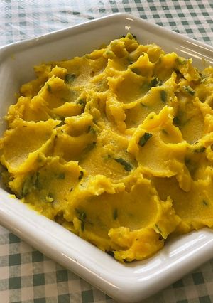 Une photo de Purée de pommes de terre au gingembre, ail, curcuma et coriandre