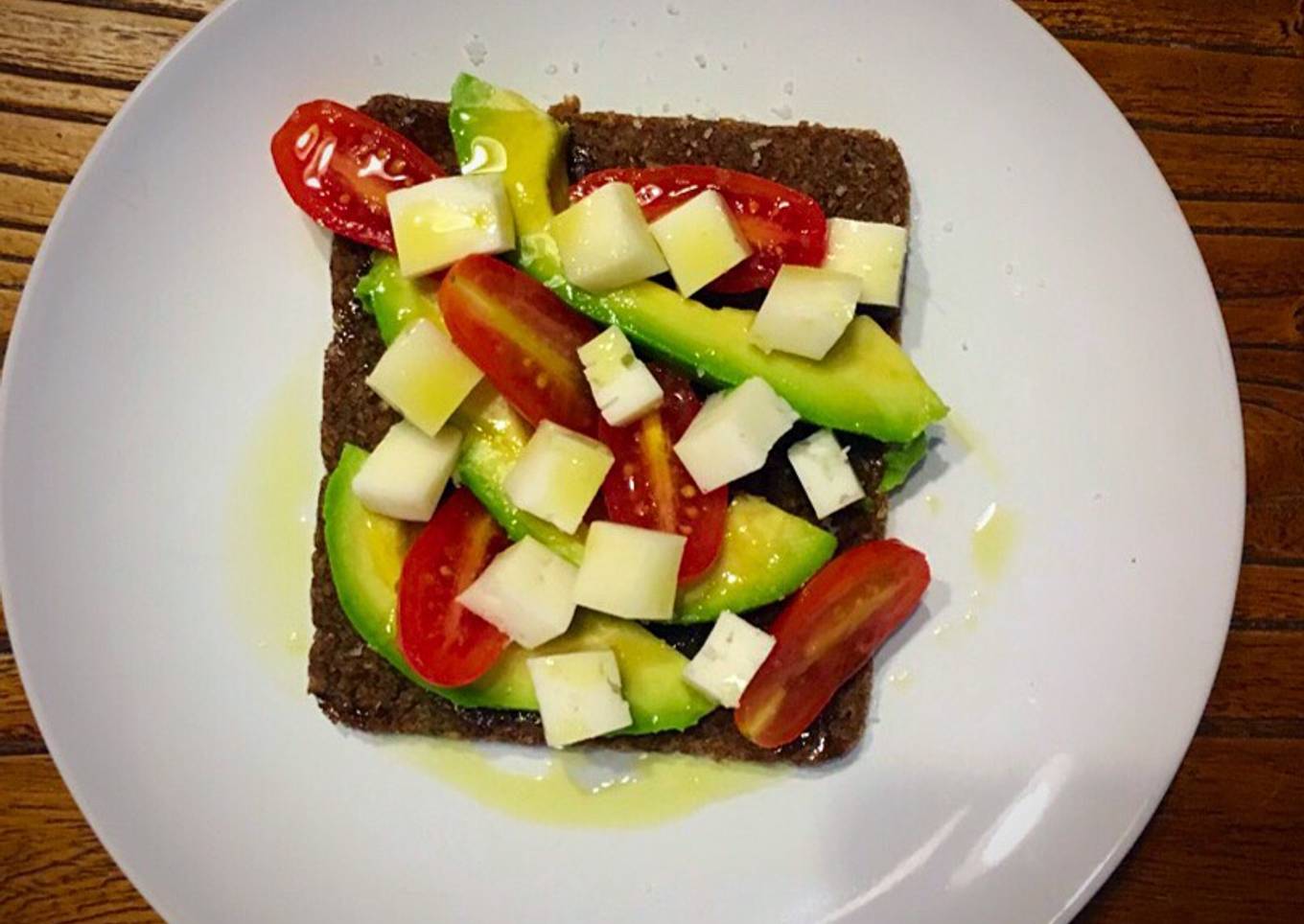 Pan alemán, aguacate, queso y tomate