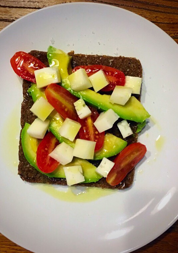 Una foto de Pan alemán, aguacate, queso y tomate