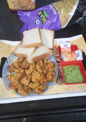 A picture of Sindhi style gram flour Pakode or bhajiya.