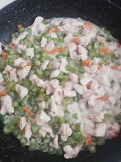 Una foto de Pechuga y verduras en crema de leche 😋