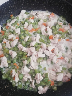 Una foto de Pechuga y verduras en crema de leche 😋