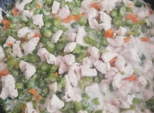 Una foto de Pechuga y verduras en crema de leche 😋