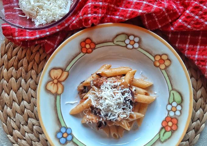 Pennette al ragù di salsiccia e melanzane