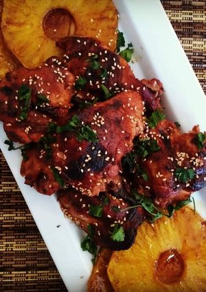 Una foto de Pollo Huli Huli. (Hawaiano)